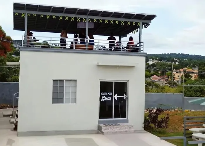 Mirando Place #5---beach Club Access, ,pool, Hottub, Gym,3 Lounges, #5 -airport 10 Mins * Montego Bay