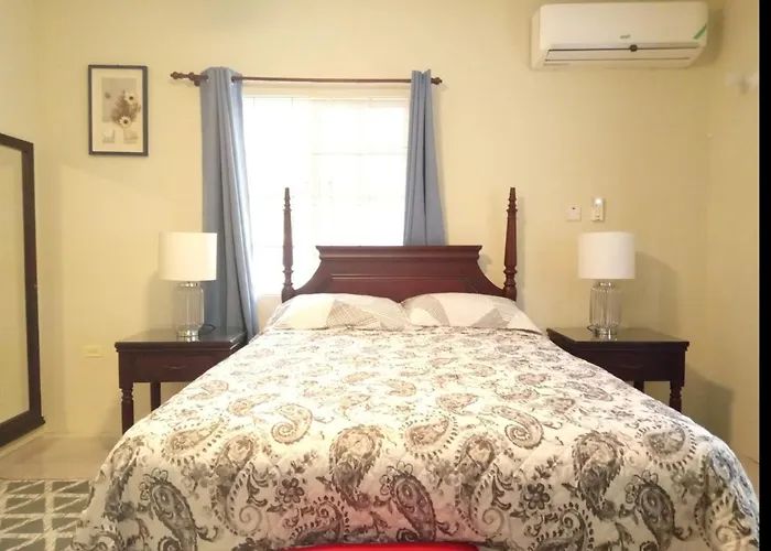 Mirando Place #5---beach Club Access, ,pool, Hottub, Gym,3 Lounges, #5 -airport 10 Mins Montego Bay
